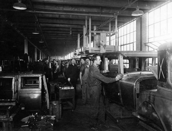 Early Nash assembly line Walter Reuther Library Collection 4