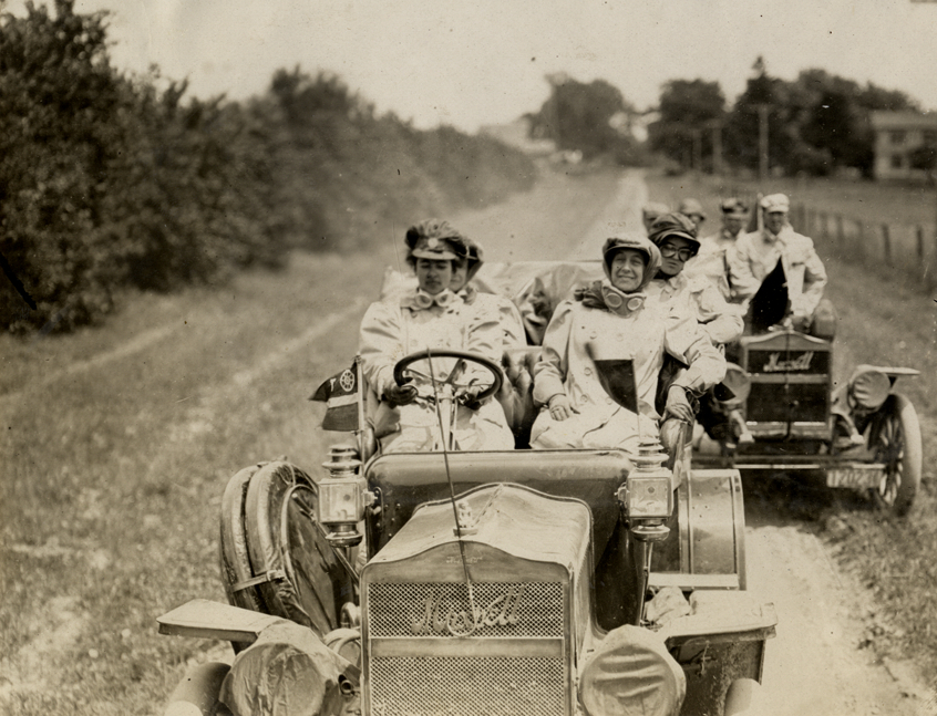 Alice Ramsey and passengers in her Maxwell 1909 NAHC CROPPED 2