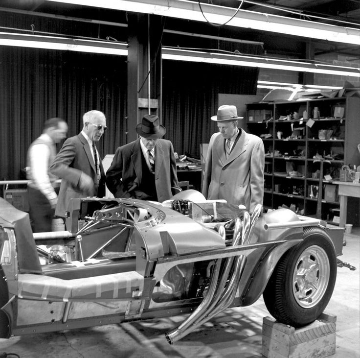 Zora Arkus Duntov speaking to GM engineers 1