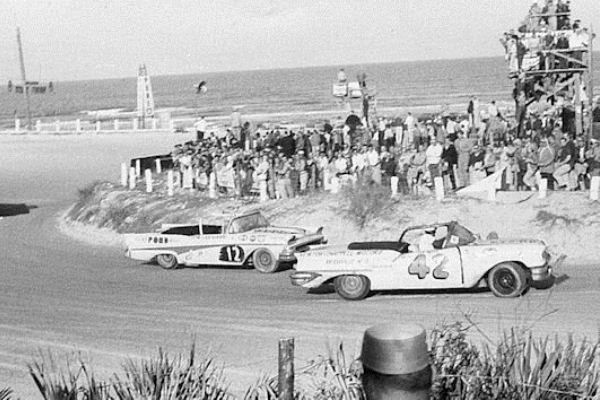 Lee Petty and Joe Weatherly race on the beach 4