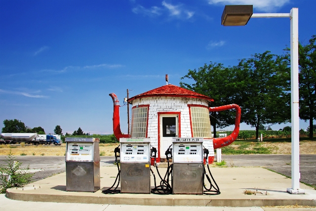 file 20150505132429 Teapot Dome Service Station